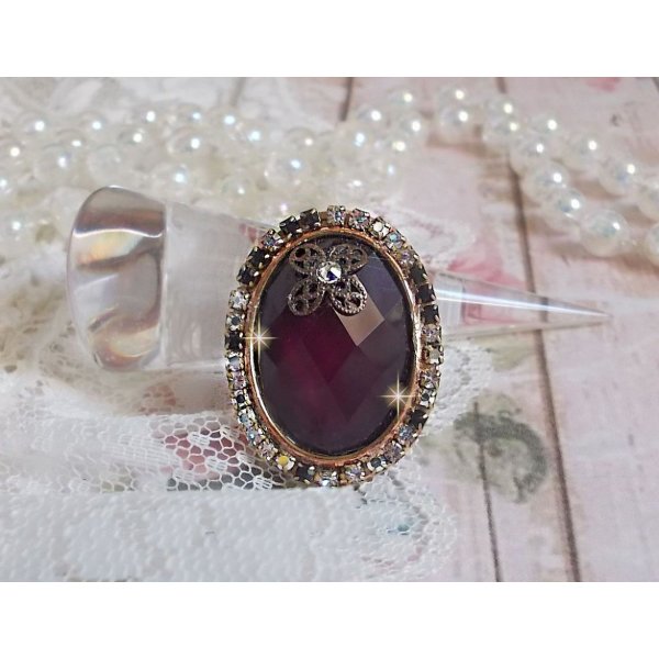Bague chic burgundy ovale, cabochon verre purple strass&eacute; de cristaux color&eacute;s, estampe, support bague laiton, une &eacute;poque baroque