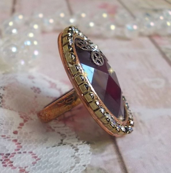 Bague chic burgundy ovale, cabochon verre purple strass&eacute; de cristaux color&eacute;s, estampe, support bague laiton, une &eacute;poque baroque