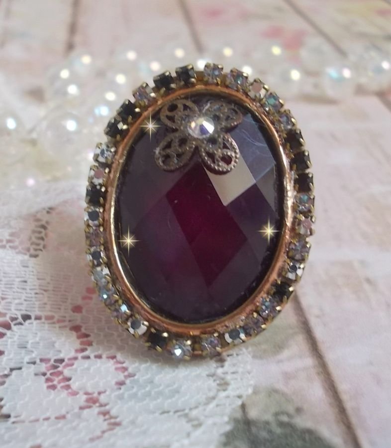 Bague chic burgundy ovale, cabochon verre purple strassé de cristaux colorés, estampe, support bague laiton, une époque baroque