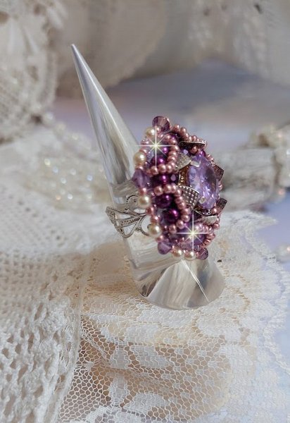 Bague Chinese Purple Stone brod&eacute;e avec un cabochon rond en cristal Violet &agrave; laquelle s'ajoute une grande coupelle filigran&eacute;e, facettes, perles rondes nacr&eacute;es et rocailles sur un support bague Argent&eacute;e