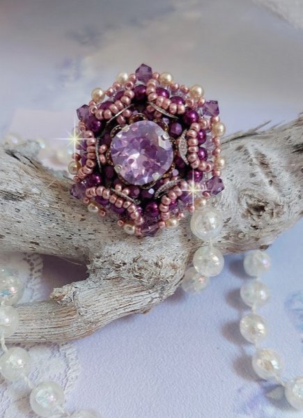 Bague Chinese Purple Stone brod&eacute;e avec un cabochon rond en cristal Violet &agrave; laquelle s'ajoute une grande coupelle filigran&eacute;e, facettes, perles rondes nacr&eacute;es et rocailles sur un support bague Argent&eacute;e