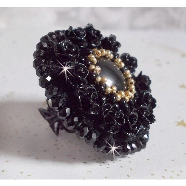 Bague Cl&eacute;op&acirc;tra brod&eacute;e avec une pierre de gemme : l'onyx Noir avec des cabochons ronds en forme de roses Noires, des rocailles Dor&eacute;es et des perles rondes facett&eacute;es aplaties sur une bague filigran&eacute;e 