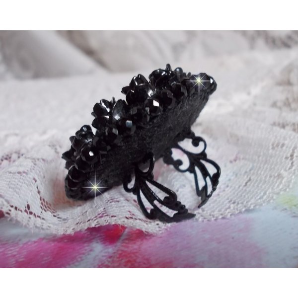 Bague Cl&eacute;op&acirc;tra brod&eacute;e avec une pierre de gemme : l'onyx Noir avec des cabochons ronds en forme de roses Noires, des rocailles Dor&eacute;es et des perles rondes facett&eacute;es aplaties sur une bague filigran&eacute;e 