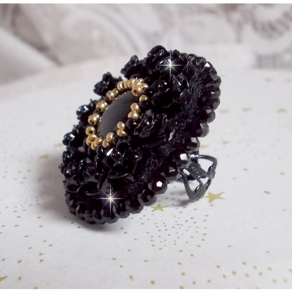 Bague Cl&eacute;op&acirc;tra brod&eacute;e avec une pierre de gemme : l'onyx Noir avec des cabochons ronds en forme de roses Noires, des rocailles Dor&eacute;es et des perles rondes facett&eacute;es aplaties sur une bague filigran&eacute;e 