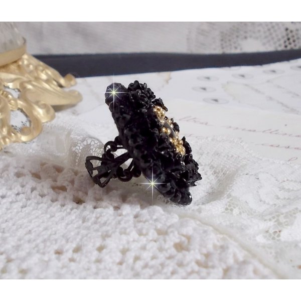 Bague Cl&eacute;op&acirc;tra brod&eacute;e avec une pierre de gemme : l'onyx Noir avec des cabochons ronds en forme de roses Noires, des rocailles Dor&eacute;es et des perles rondes facett&eacute;es aplaties sur une bague filigran&eacute;e 