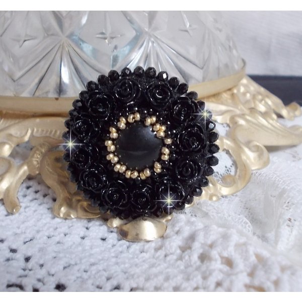 Bague Cl&eacute;op&acirc;tra brod&eacute;e avec une pierre de gemme : l'onyx Noir avec des cabochons ronds en forme de roses Noires, des rocailles Dor&eacute;es et des perles rondes facett&eacute;es aplaties sur une bague filigran&eacute;e 
