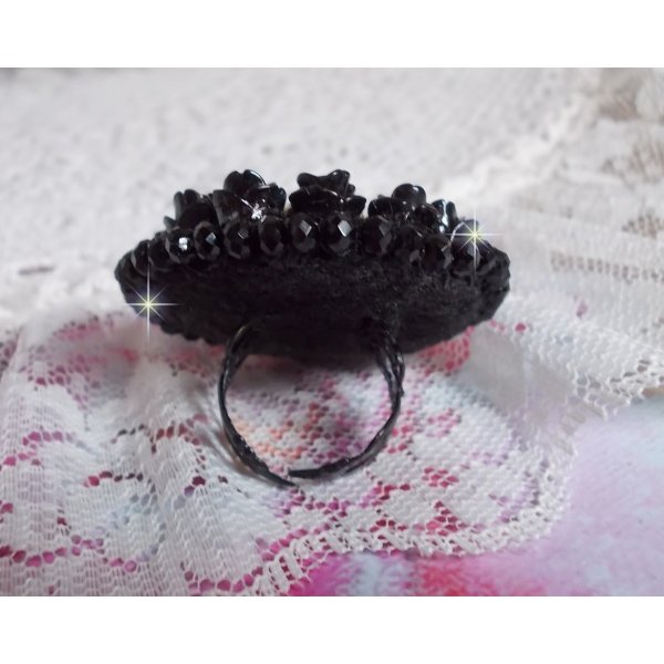 Bague Cl&eacute;op&acirc;tra brod&eacute;e avec une pierre de gemme : l'onyx Noir avec des cabochons ronds en forme de roses Noires, des rocailles Dor&eacute;es et des perles rondes facett&eacute;es aplaties sur une bague filigran&eacute;e 