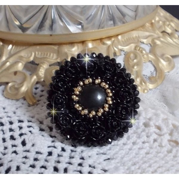 Bague Cl&eacute;op&acirc;tra brod&eacute;e avec une pierre de gemme : l'onyx Noir avec des cabochons ronds en forme de roses Noires, des rocailles Dor&eacute;es et des perles rondes facett&eacute;es aplaties sur une bague filigran&eacute;e 