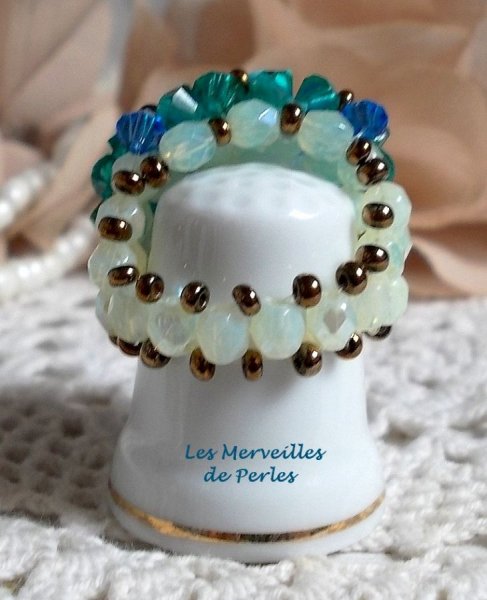 Bague Aquamarine mont&eacute;e avec des toupies aux couleurs Bleu Turquoise, Cristal, Capri Blue, Zircon, facettes de boh&egrave;me d'un Blanc Opaque et rocailles dor&eacute;es pour un style marin