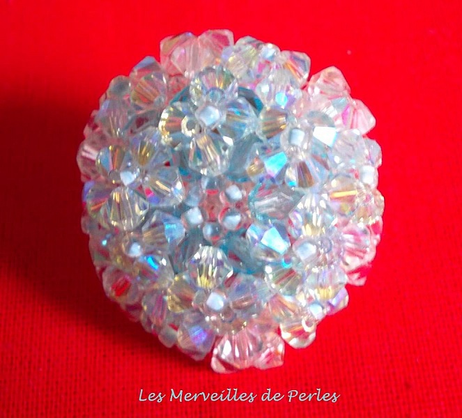 Bague Crystal Blue mont&eacute;e avec des toupies en Cristal de Swarovki aux couleurs Cristal, Aquamarine de qualit&eacute; AB2x, facettes cristal AB et rocailles pour un style contemporain