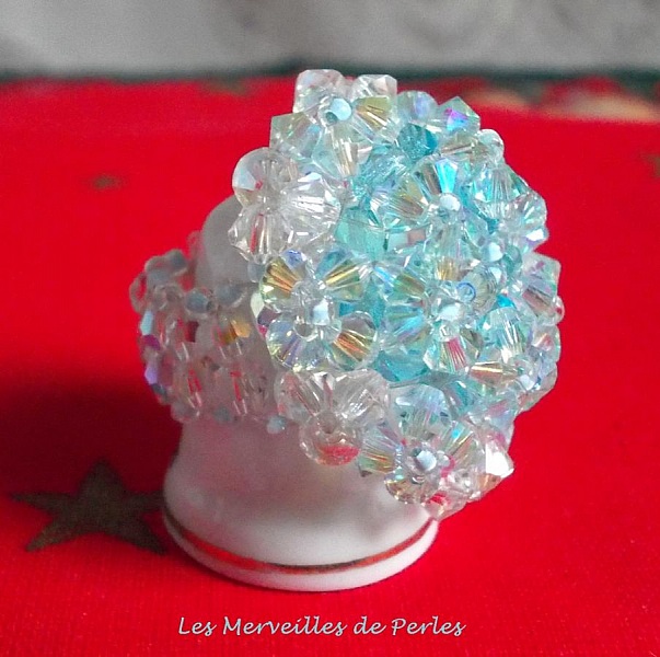 Bague Crystal Blue mont&eacute;e avec des toupies en Cristal de Swarovki aux couleurs Cristal, Aquamarine de qualit&eacute; AB2x, facettes cristal AB et rocailles pour un style contemporain