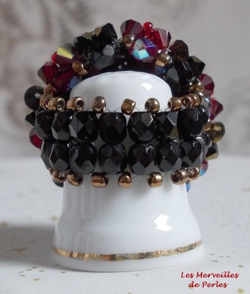 Bague Fantasia avec des facettes et des toupies en cristal de Swarovski