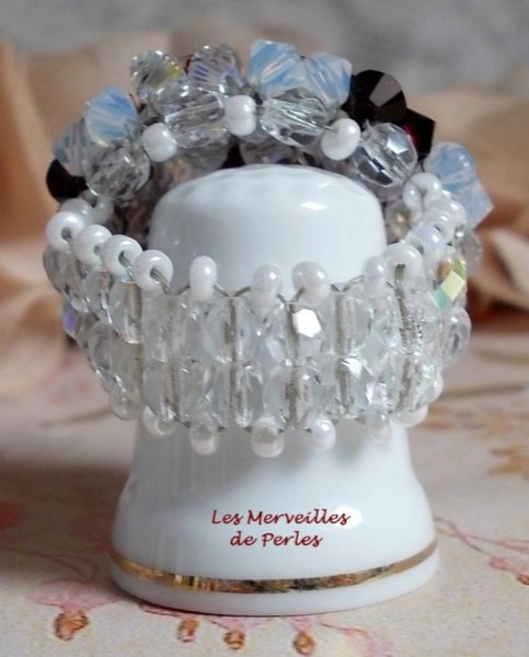 Bague Garnet et White avec des facettes et des toupies en cristal de Swarovski