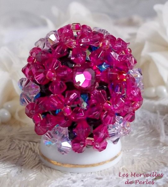 Bague Hibiscus avec des facettes et des toupies en cristal de Swarovski