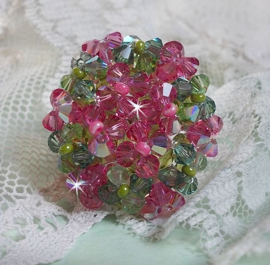 Bague Miss Lady avec  des facettes et des toupies en cristal de Swarovski