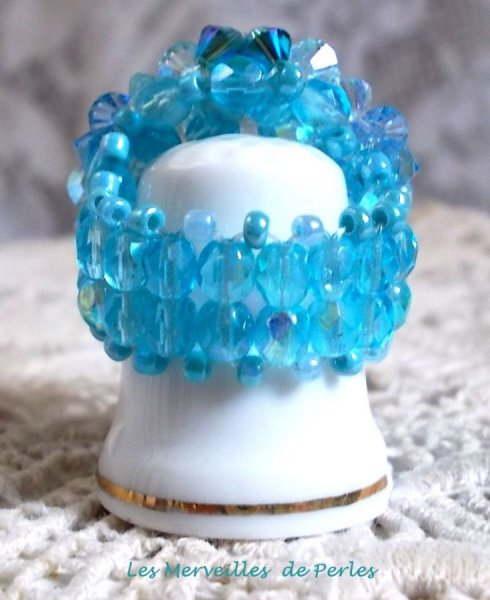 Bague C&eacute;leste avec des facettes, des perles nacr&eacute;es et des toupies en cristal