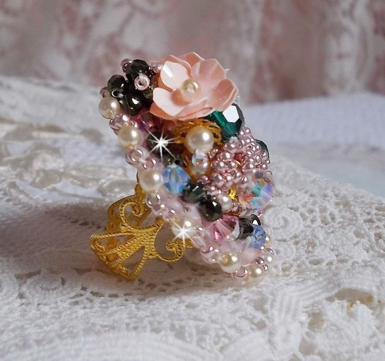 Bague Bohème avec cristaux : cabochons, perles rondes, nacrées, toupies à laquelle s’ajoute des facettes de bohème, rocailles Miyuki , sequins en forme de fleurs sur bague filigranée en laiton 