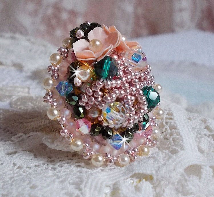Bague Bohème avec cristaux : cabochons, perles rondes, nacrées, toupies à laquelle s’ajoute des facettes de bohème, rocailles Miyuki , sequins en forme de fleurs sur bague filigranée en laiton 