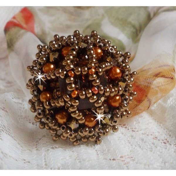 Bague Harmony Ambre brodée avec des cristaux de Swarovski et de très belles perles