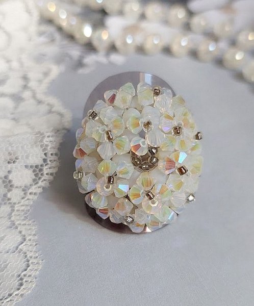 Bague Crystal mont&eacute;e avec facettes de boh&egrave;me en verre, rocailles et perles Cristal Swarovski.