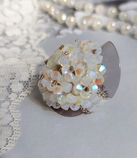 Bague Crystal mont&eacute;e avec facettes de boh&egrave;me en verre, rocailles et perles Cristal Swarovski.