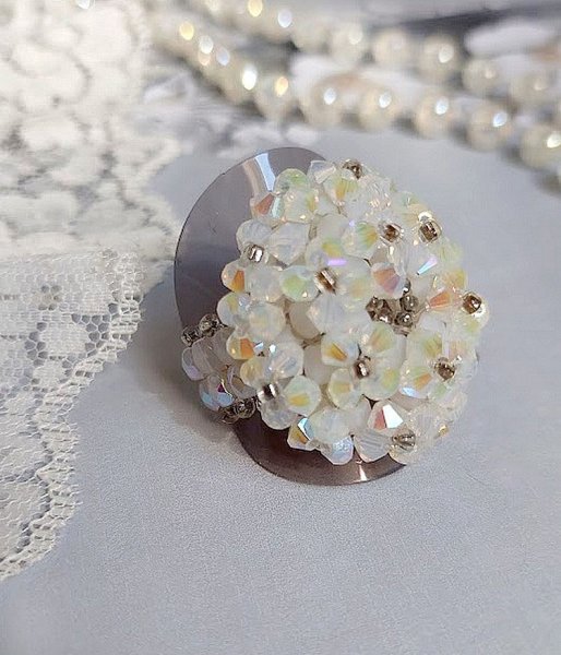 Bague Crystal mont&eacute;e avec facettes de boh&egrave;me en verre, rocailles et perles Cristal Swarovski.