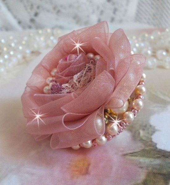 Bague Douceur Poudrée Haute-Couture crée avec de la dentelle très fine, du ruban Organza Vieux Rose Antique, des cristaux de Swarovski et des rocailles Miyuki.