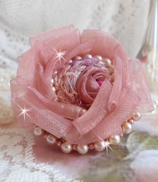 Bague Douceur Poudrée Haute-Couture crée avec de la dentelle très fine, du ruban Organza Vieux Rose Antique, des cristaux de Swarovski et des rocailles Miyuki.