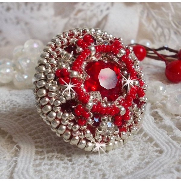Bague Drigon Red brod&eacute;e avec un cabochon carr&eacute; Rouge sur une estampe Argent&eacute;e. Orn&eacute;e de chatons en Cristal puis model&eacute;e avec des rocailles et perles. Le tout est mont&eacute; sur une bague r&eacute;glable argent&eacute;e 