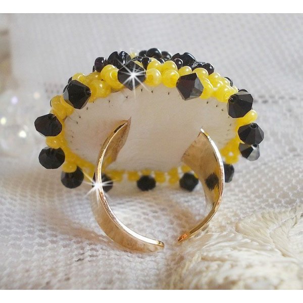 Bague Flower brodée avec des cristaux de Swarovski, des perles rondes nacrées, des rocailles et un support de bague en argent 925/1000