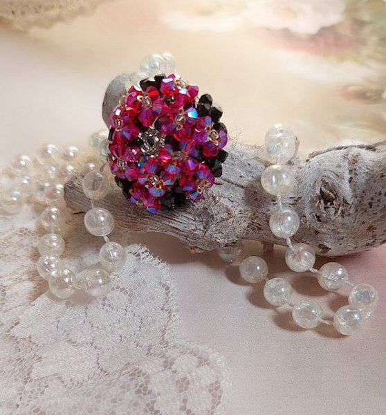  Bague El&eacute;gance mont&eacute;e avec des toupies en Cristal de Swarovski de couleur Fuchsia et Jet avec des facettes en Verre de Boh&egrave;me Noires o&ugrave; les perles s&rsquo;entrelacent avec les rocailles Argent&eacute;es 
