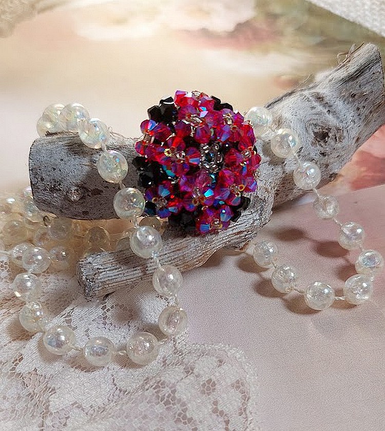  Bague Elégance montée avec des toupies en Cristal de Swarovski de couleur Fuchsia et Jet avec des facettes en Verre de Bohème Noires où les perles s’entrelacent avec les rocailles Argentées 