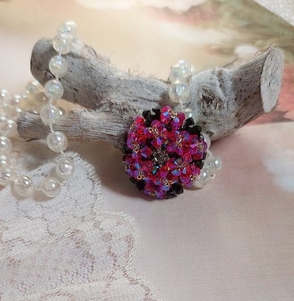  Bague Elégance montée avec des toupies en Cristal de Swarovski de couleur Fuchsia et Jet avec des facettes en Verre de Bohème Noires où les perles s’entrelacent avec les rocailles Argentées 