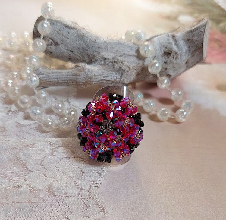  Bague Elégance montée avec des toupies en Cristal de Swarovski de couleur Fuchsia et Jet avec des facettes en Verre de Bohème Noires où les perles s’entrelacent avec les rocailles Argentées 