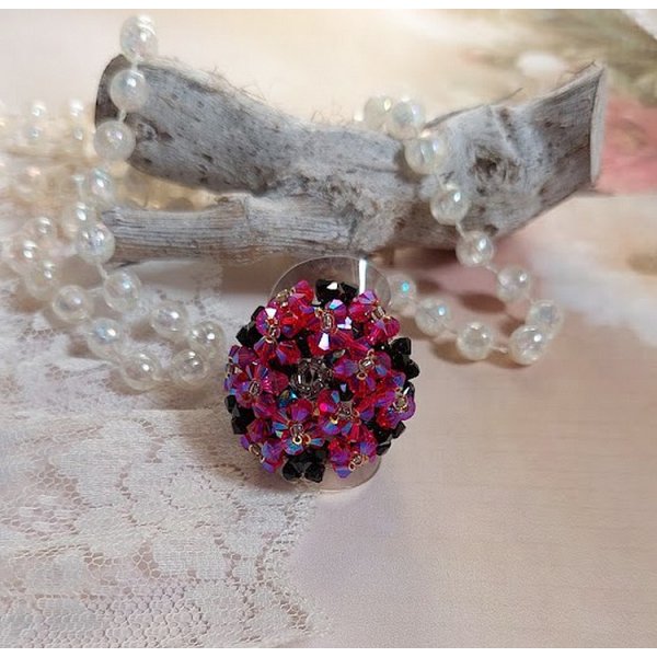  Bague Elégance montée avec des toupies en Cristal de Swarovski de couleur Fuchsia et Jet avec des facettes en Verre de Bohème Noires où les perles s’entrelacent avec les rocailles Argentées 