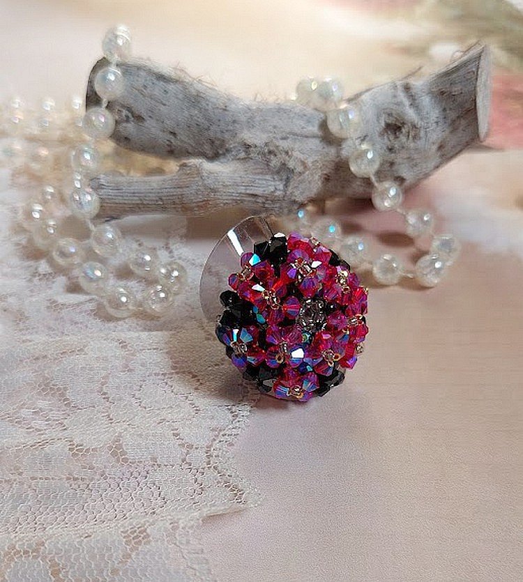  Bague Elégance montée avec des toupies en Cristal de Swarovski de couleur Fuchsia et Jet avec des facettes en Verre de Bohème Noires où les perles s’entrelacent avec les rocailles Argentées 