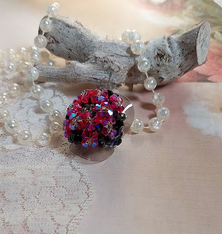  Bague Elégance montée avec des toupies en Cristal de Swarovski de couleur Fuchsia et Jet avec des facettes en Verre de Bohème Noires où les perles s’entrelacent avec les rocailles Argentées 