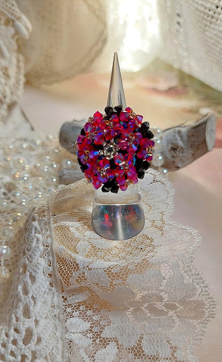  Bague Elégance montée avec des toupies en Cristal de Swarovski de couleur Fuchsia et Jet avec des facettes en Verre de Bohème Noires où les perles s’entrelacent avec les rocailles Argentées 