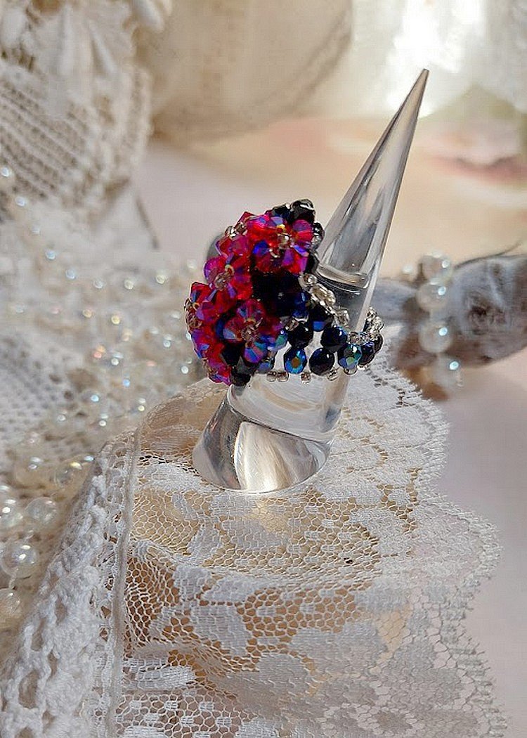  Bague Elégance montée avec des toupies en Cristal de Swarovski de couleur Fuchsia et Jet avec des facettes en Verre de Bohème Noires où les perles s’entrelacent avec les rocailles Argentées 