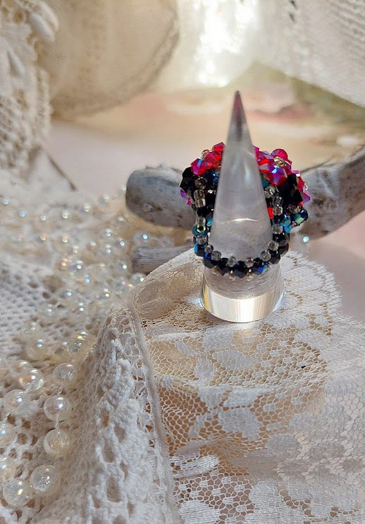  Bague Elégance montée avec des toupies en Cristal de Swarovski de couleur Fuchsia et Jet avec des facettes en Verre de Bohème Noires où les perles s’entrelacent avec les rocailles Argentées 