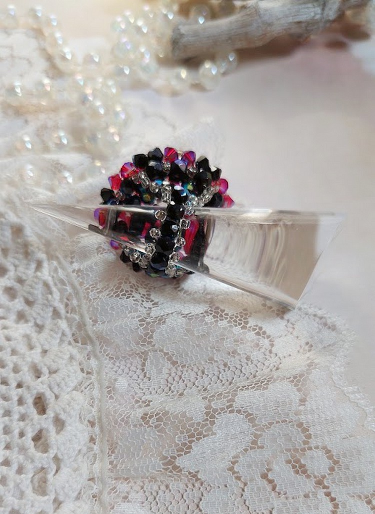  Bague Elégance montée avec des toupies en Cristal de Swarovski de couleur Fuchsia et Jet avec des facettes en Verre de Bohème Noires où les perles s’entrelacent avec les rocailles Argentées 