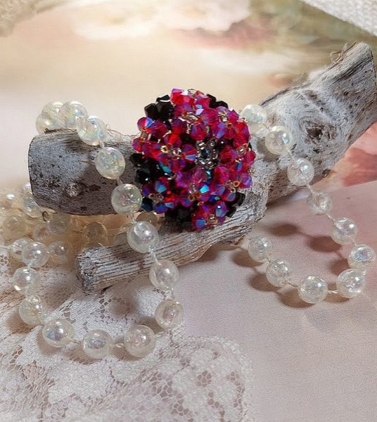  Bague El&eacute;gance mont&eacute;e avec des toupies en Cristal de Swarovski de couleur Fuchsia et Jet avec des facettes en Verre de Boh&egrave;me Noires o&ugrave; les perles s&rsquo;entrelacent avec les rocailles Argent&eacute;es 