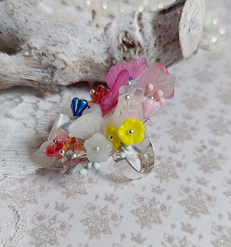 Bague Emeline montée avec fleurs en verre, fleurs et feuilles résine, perles cristal Swarovski et bague filigranée