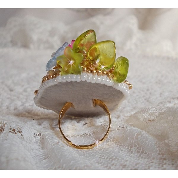 Bague Envol&eacute;e Fleurie brod&eacute;e avec un cabochon ovale Olivine en r&eacute;sine, orn&eacute;e de perles rondes nacr&eacute;es, des rocailles, fleurs Lucites, mini gouttes, chaton en Cristal et perles rondes aplaties.