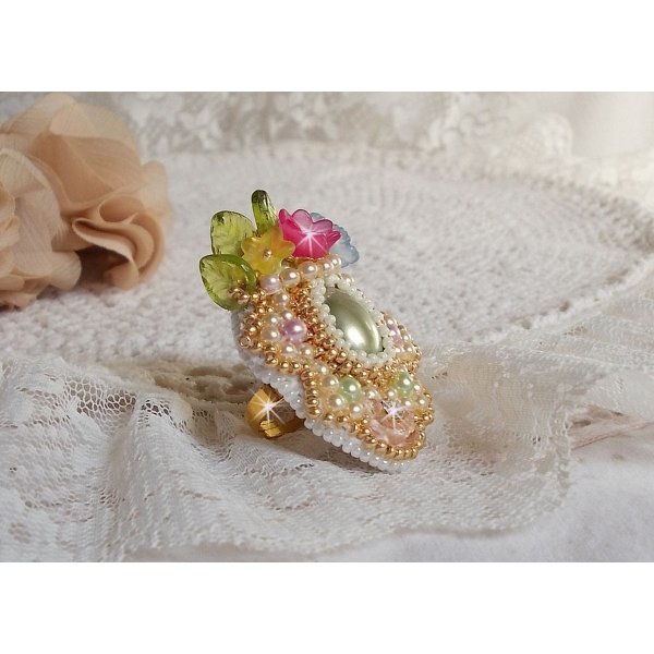 Bague Envol&eacute;e Fleurie brod&eacute;e avec un cabochon ovale Olivine en r&eacute;sine, orn&eacute;e de perles rondes nacr&eacute;es, des rocailles, fleurs Lucites, mini gouttes, chaton en Cristal et perles rondes aplaties.