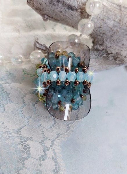 Bague Esp&eacute;rance mont&eacute;e avec toupies Aquamarine AB, Blue Zircon, Capri Blue, Olivine AB, Cristal avec des facettes entrelac&eacute;es avec des rocailles. Elle s&rsquo;adaptera parfaitement &agrave; votre doigt