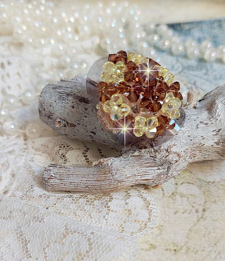 Bague Etoilée montée avec des perles cristal de Swarovski, rocailles et facettes verre de bohème