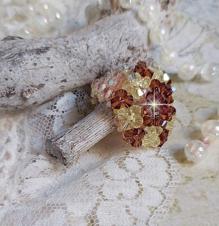 Bague Etoilée montée avec des perles cristal de Swarovski, rocailles et facettes verre de bohème