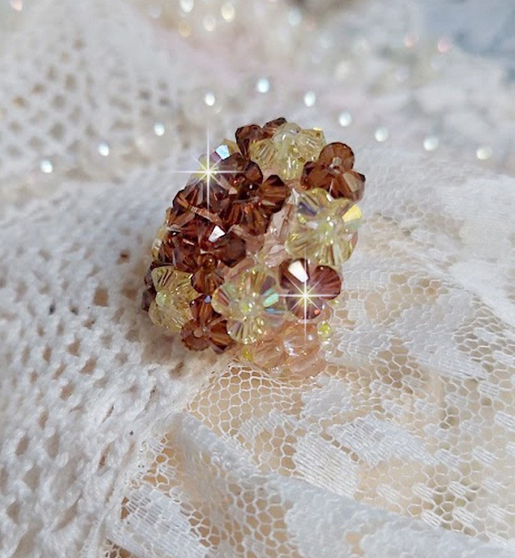 Bague Etoilée montée avec des perles cristal de Swarovski, rocailles et facettes verre de bohème