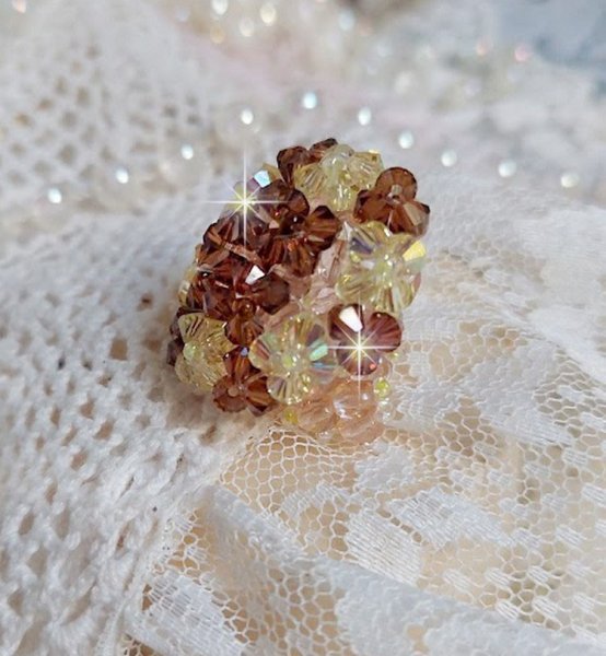Bague Etoil&eacute;e mont&eacute;e avec des perles cristal de Swarovski, rocailles et facettes verre de boh&egrave;me